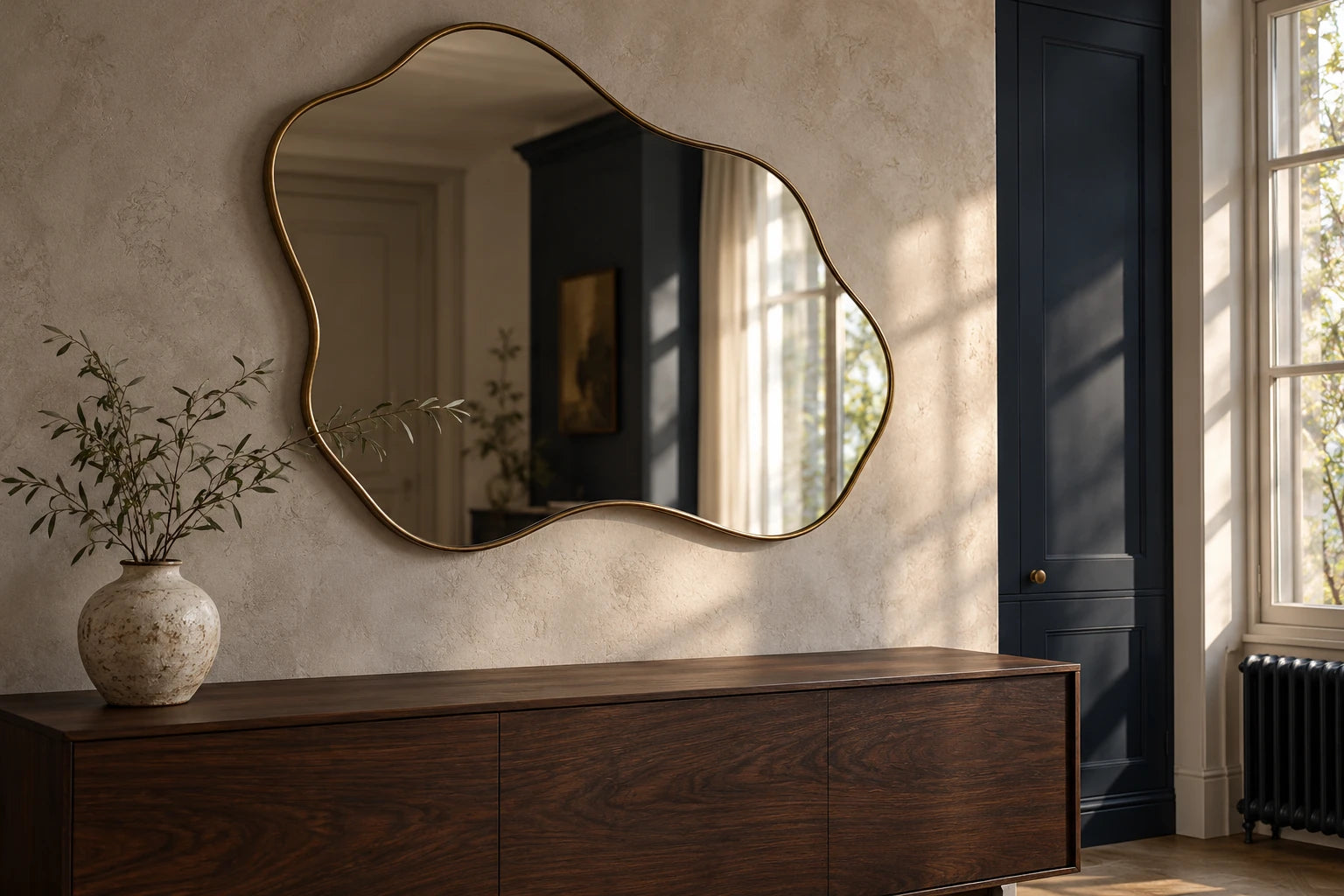 Spiegel en woonaccessoires in een warm interieur
